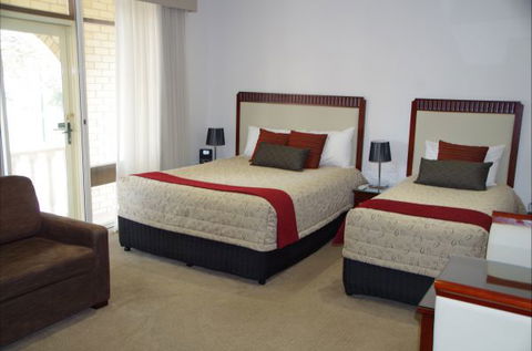 Ensenada Motor Inn And Suites - Sunshine Coast Guide 3