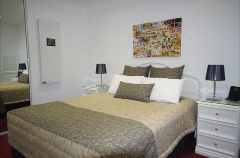 Ensenada Motor Inn And Suites - Sunshine Coast Guide 5