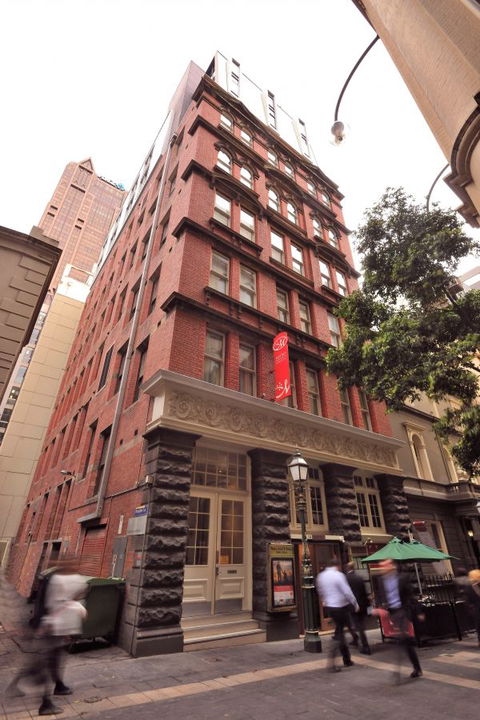 Metro Apartments On Bank Place - Sunshine Coast Guide 2