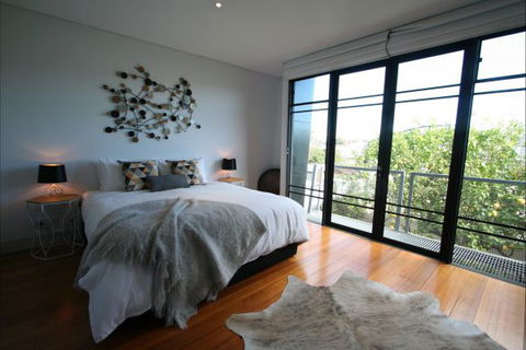 Two Five Zero / Richmond - Sunshine Coast Guide 0