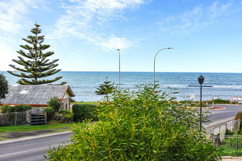 Ariadne - A Hop Skip And A Jump To The Beach With Sea Views - Sunshine Coast Guide 0