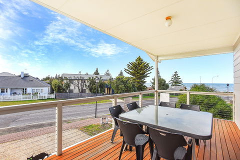 Ariadne - A Hop Skip And A Jump To The Beach With Sea Views - Sunshine Coast Guide 1