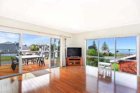 Ariadne - A Hop Skip And A Jump To The Beach With Sea Views - Sunshine Coast Guide 2