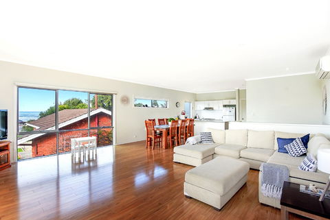 Ariadne - A Hop Skip And A Jump To The Beach With Sea Views - Sunshine Coast Guide 3