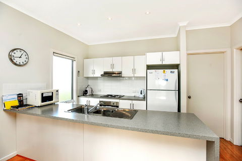 Ariadne - A Hop Skip And A Jump To The Beach With Sea Views - Sunshine Coast Guide 4