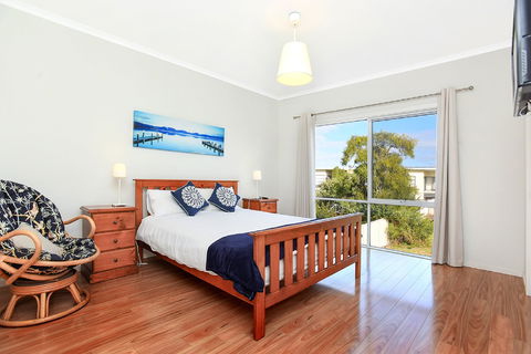 Ariadne - A Hop Skip And A Jump To The Beach With Sea Views - Sunshine Coast Guide 6