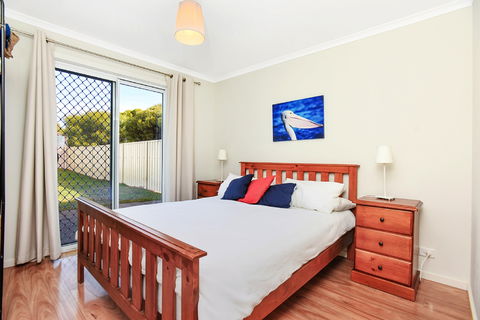 Ariadne - A Hop Skip And A Jump To The Beach With Sea Views - Sunshine Coast Guide 7