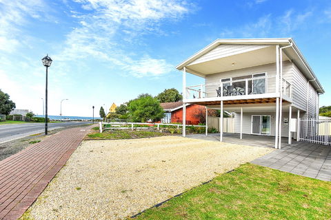 Ariadne - A Hop Skip And A Jump To The Beach With Sea Views - Sunshine Coast Guide 9