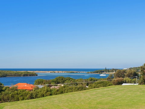 Augusta Hotel Motel - Sunshine Coast Guide 1