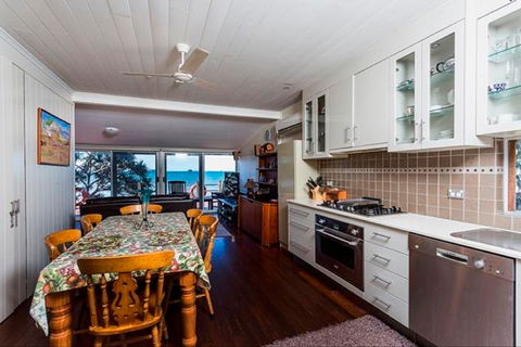 Beachfront Zilzie Holiday Home And Cottage - Sunshine Coast Guide 5