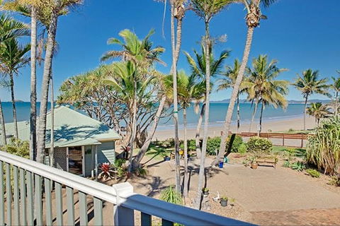 Beachfront Zilzie Holiday Home And Cottage - Sunshine Coast Guide 7