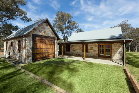 Enzo Cottage - Craftsmen Built Luxury Cottage - Sunshine Coast Guide 1
