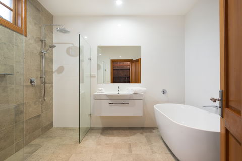 Enzo Cottage - Craftsmen Built Luxury Cottage - Sunshine Coast Guide 9