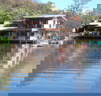 Lakeside Lodge - Sunshine Coast Guide