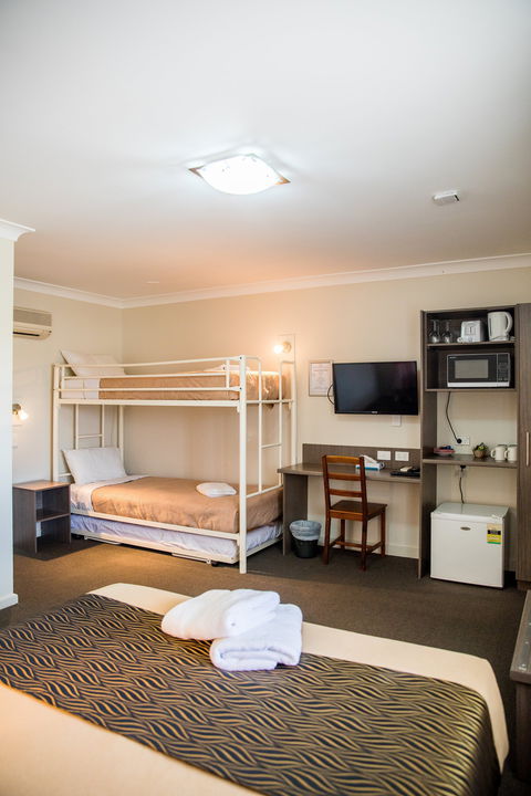 Lilac City Motor Inn And Steakhouse - Sunshine Coast Guide 1