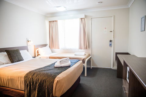 Lilac City Motor Inn And Steakhouse - Sunshine Coast Guide 3