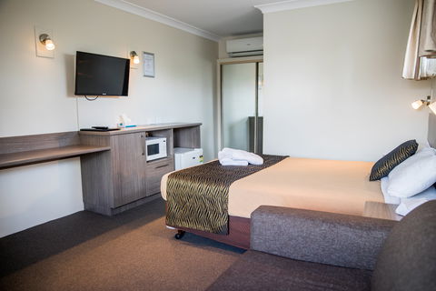 Lilac City Motor Inn And Steakhouse - Sunshine Coast Guide 4