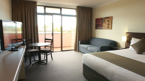 Adelaide Meridien Hotel & Apartments - Sunshine Coast Guide 0