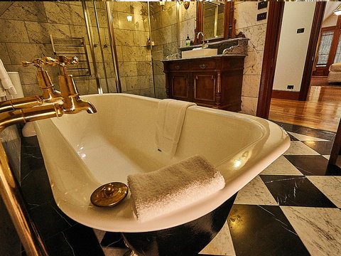 The Regents Park - Sunshine Coast Guide 2