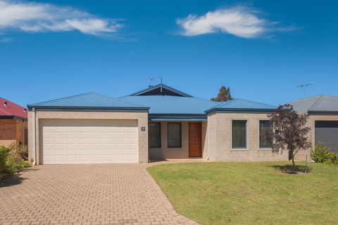 AcrosstheWay - Sunshine Coast Guide 0
