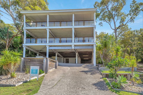 Annie's White House - Sunshine Coast Guide 0