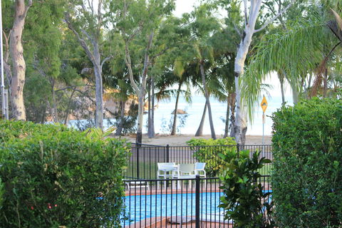 Arcadia Village Motel - Sunshine Coast Guide 0