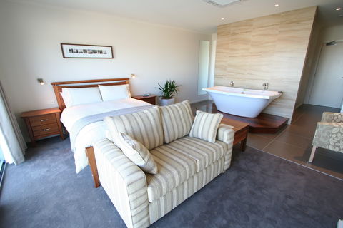 Captains At The Bay - Sunshine Coast Guide 0