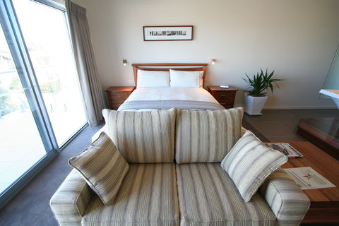 Captains At The Bay - Sunshine Coast Guide 1