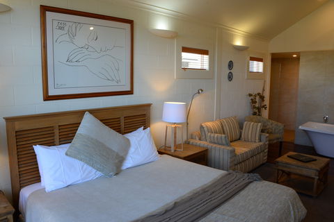 Captains At The Bay - Sunshine Coast Guide 2