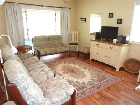 Charm At The Inlet - Sunshine Coast Guide 0