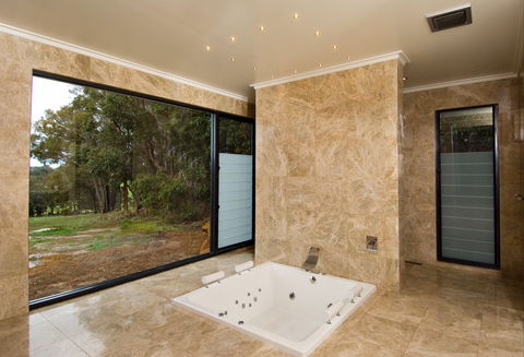 Chandeliers On Abbey - Sunshine Coast Guide 1