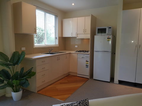 Ellie's Hide-Away At Malua Bay - Sunshine Coast Guide 4