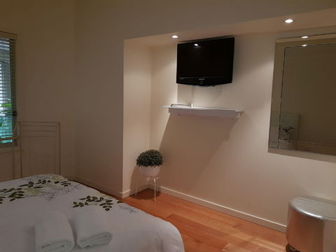 Ellie's Hide-Away At Malua Bay - Sunshine Coast Guide 6