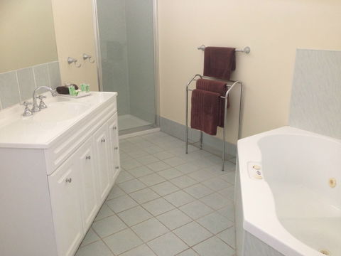 Meeniyan Motel And Bike Hire - Sunshine Coast Guide 5