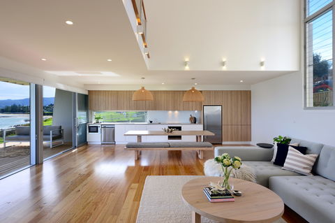 Absolute Waterfront Gerroa - Sunshine Coast Guide 2