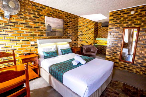 Apple And Grape Motel - Sunshine Coast Guide 2