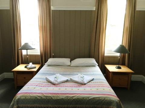 Apsley Arms Hotel - Sunshine Coast Guide 1