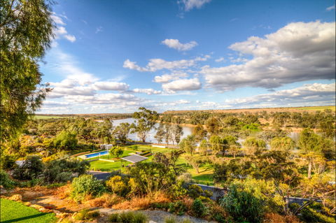 Aruma Executive Holiday Home - Sunshine Coast Guide 1
