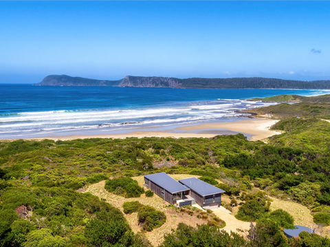 Cloudy Bay Beach House - Sunshine Coast Guide 0