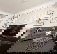 New York Dreamer - Sunshine Coast Guide