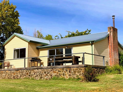 Adelong Valley Farm Stays - Moorallie Cottage - Sunshine Coast Guide 1