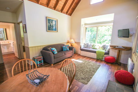 Alpine Arnica Cottages - Sunshine Coast Guide 2