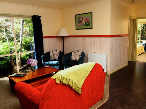 Crays Accommodation - The Esplanade - Sunshine Coast Guide 0