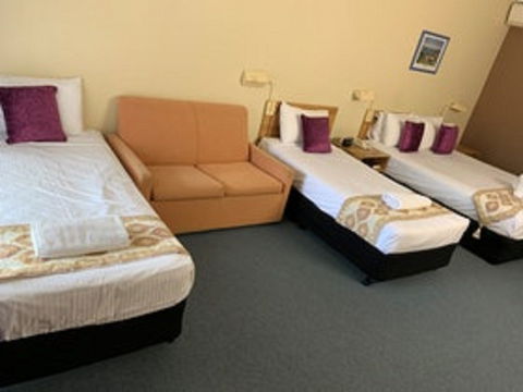 Cumberland Motor Inn - Sunshine Coast Guide 0