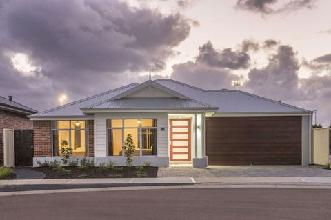 Fairway Lakeside - Sunshine Coast Guide 0