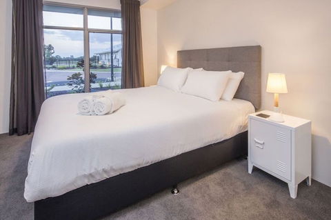 Fairway Lakeside - Sunshine Coast Guide 2