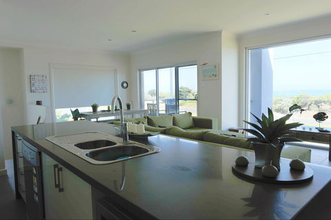 Horizons Part Of Blue Fin Holiday Homes - Sunshine Coast Guide 1