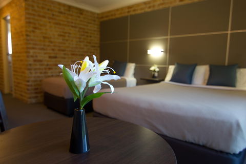 Lakeview Hotel Motel - Sunshine Coast Guide 0