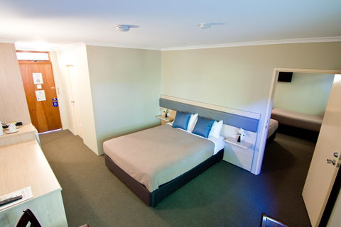 Lakeview Hotel Motel - Sunshine Coast Guide 2