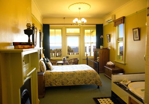 Moments Mountain Retreat - Sunshine Coast Guide 0